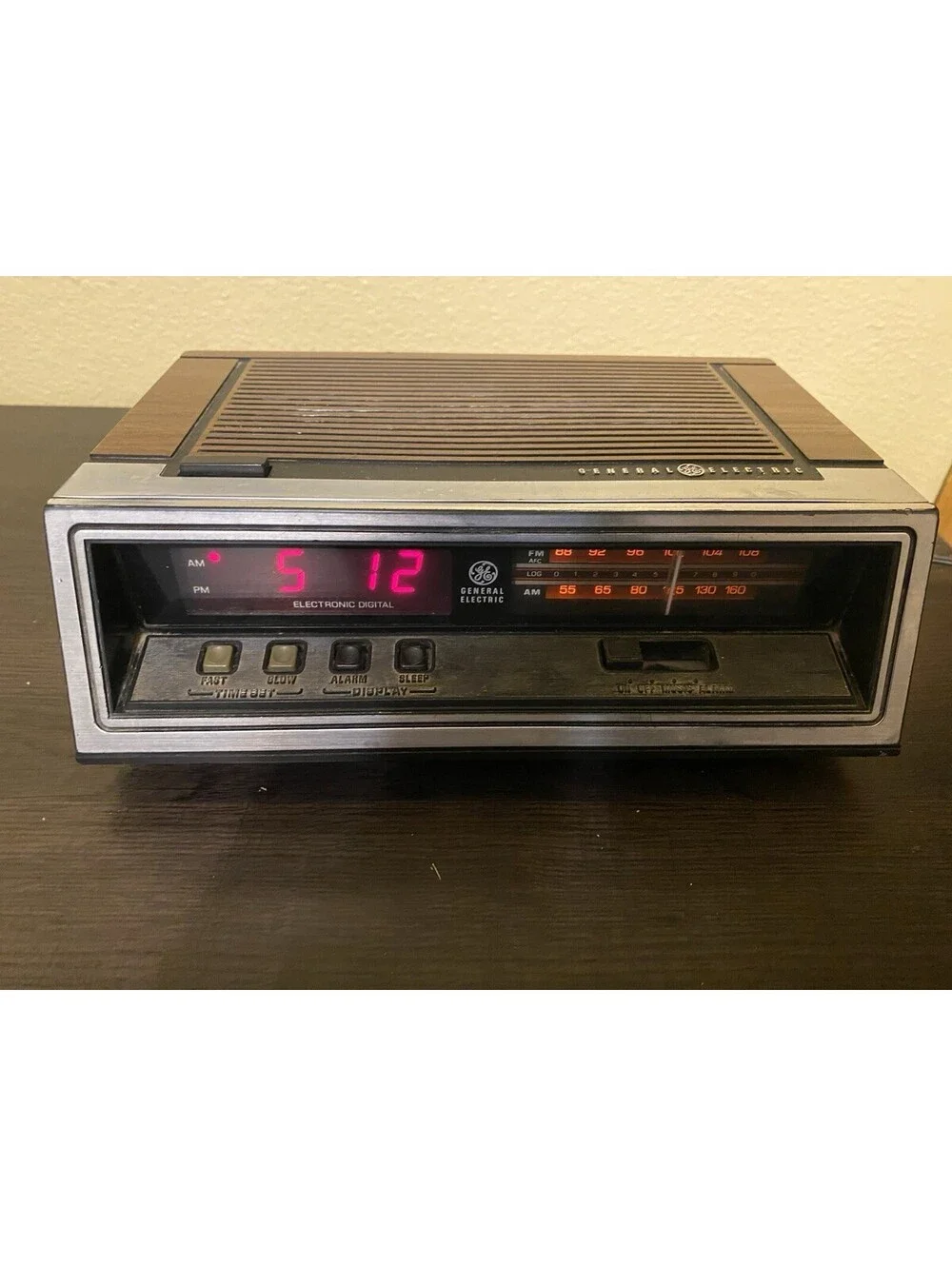 GE Walnut Grain Finish Alarm Clock Radio Model #7-4650K - Tested